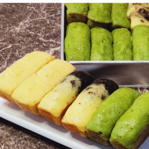 A photo of several pukis with different flavours on a plate.
