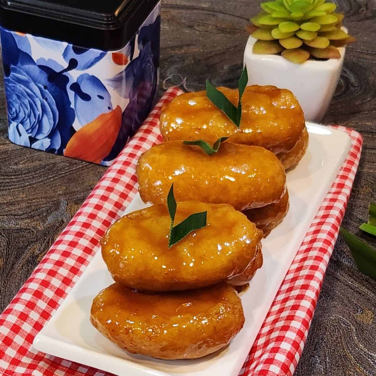 A small plate of several gemblongs with pandan leaves decoration.