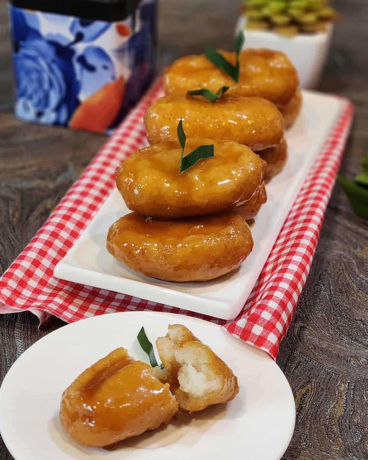 A small plate of gemblong ripped apart with other gemblong at the back.