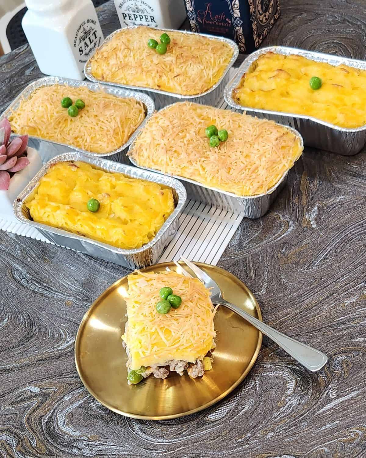 A slice of pastel tutup on a plate with other in baking dish.
