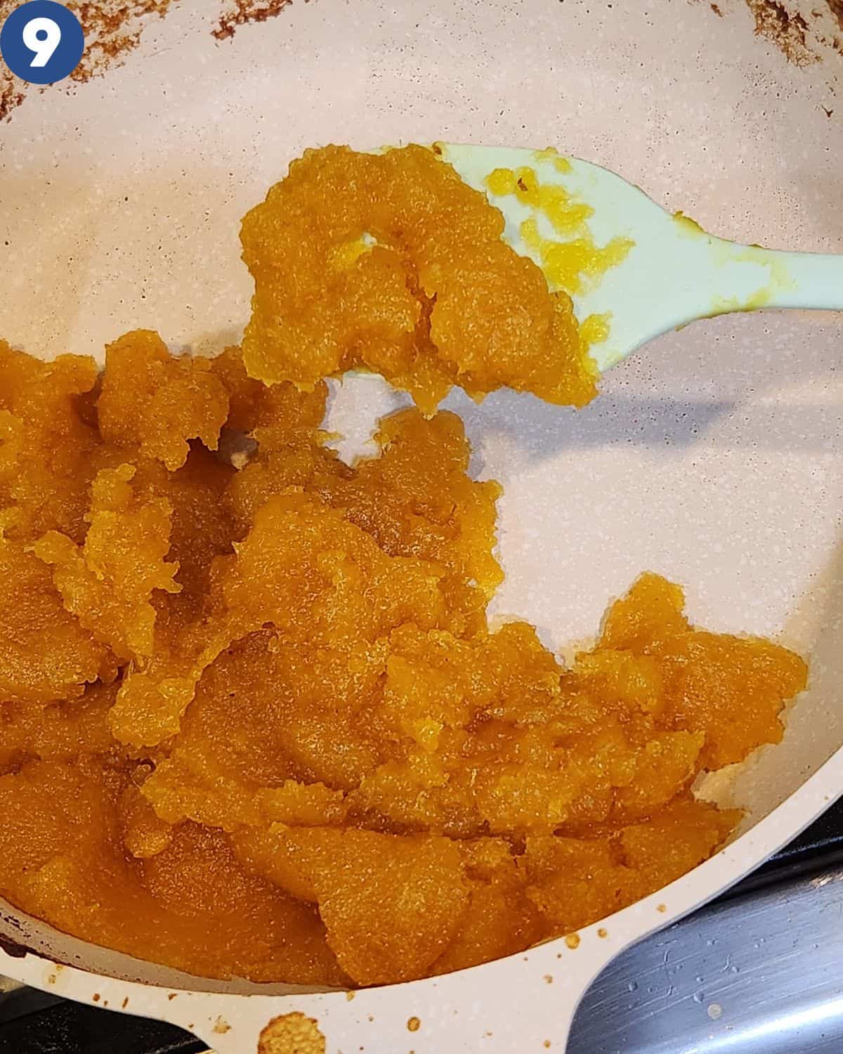 A photo of pineapple cake filling texture when done.