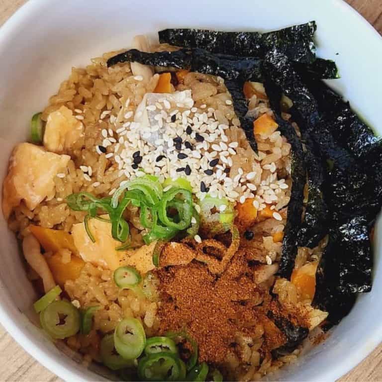 Japanese salmon rice bowl using easy salmon and rice recipe.