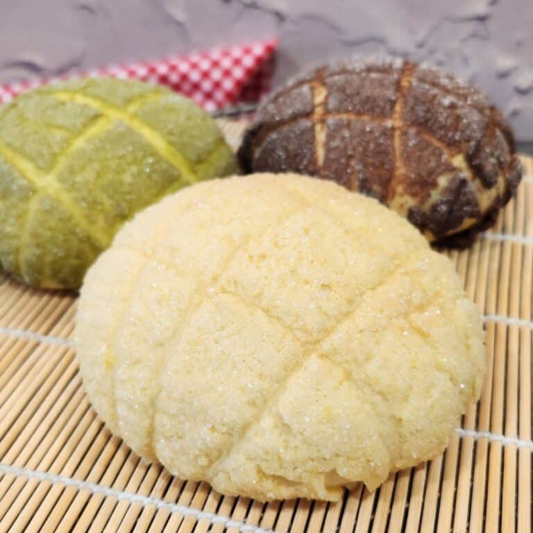 Three Melon Pan bread with original, matcha, and chocolate flavor.